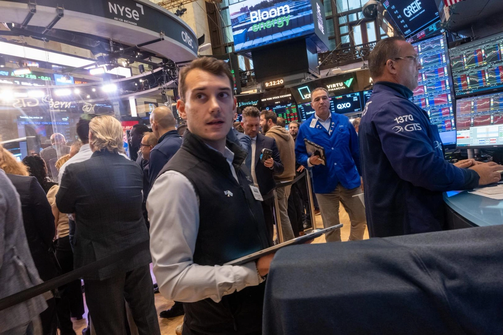 CoinDesk warns synthetic tokenized stocks hurt US investors as RWA value hits $35B.